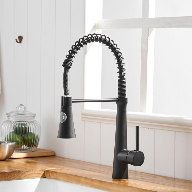 Robinet de cuisine noir de style commercial avec tirette, construction, surface facile à nettoyer, débit d'eau réglable, guide d'installation simple à faire soi-même