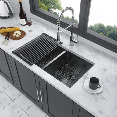 Évier de cuisine encastré à double cuve avec deux cuves profondes, fabrication durable de calibre 16 et conception Space-Smart 50/50.
