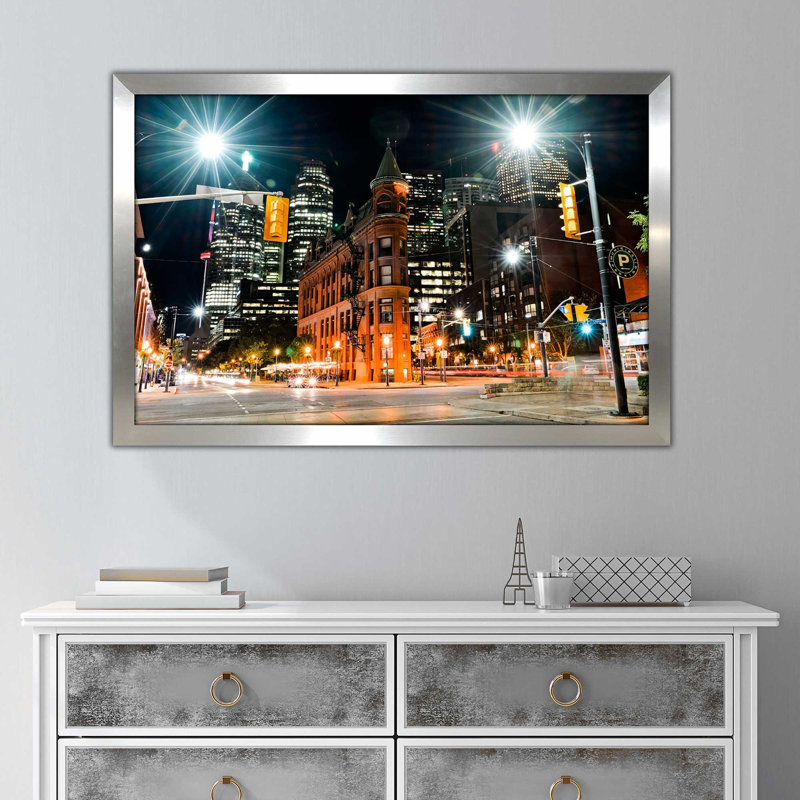 «City Streets», reproduction de photo encadrée, H 33,5 po x l 49,5 po x P 1 po, Encadrement argenté
