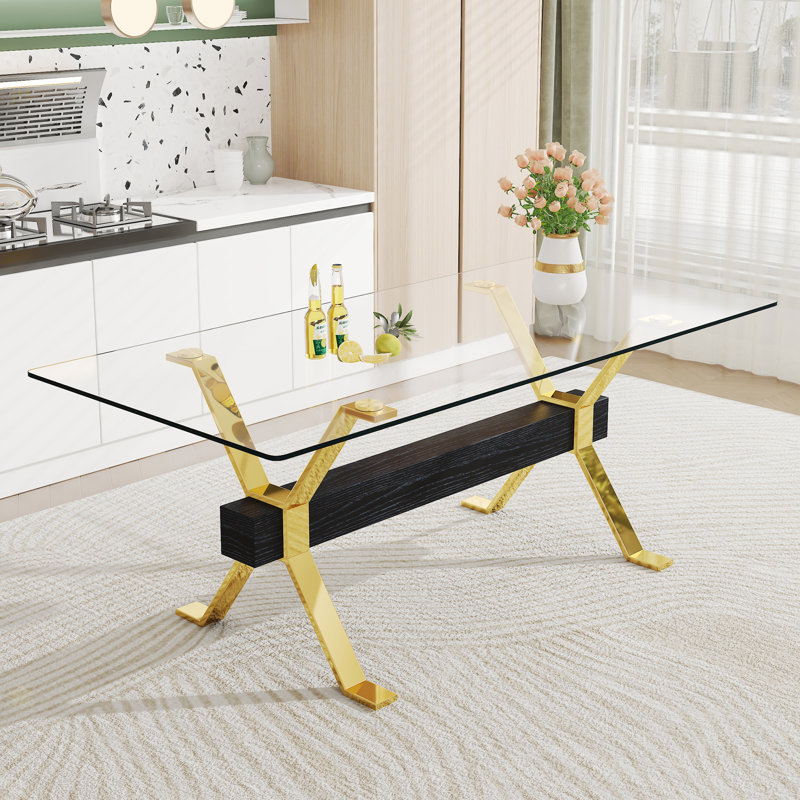 Table de salle à manger. Table de salle à manger moderne en verre trempé. Grand grand bureau moderne avec des pieds en métal plaqué or et des barres transversales en panneau de fibres à densité moyenne, convenant à la maison et au bureau. Cuisine