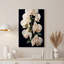 Orchidée blanche en fleurs avec gouttelettes d'eau sur toile noire-1903977701