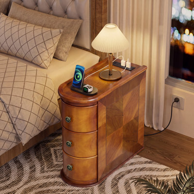 Ensemble de 2 tables d'appoint étroites en bois massif avec station de recharge intégrée, couleur brun doré, idéales pour le salon.