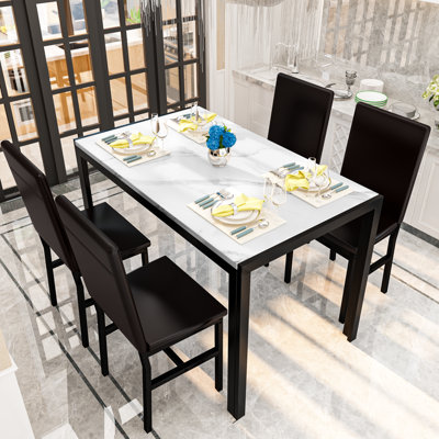 Ensemble de table et chaises 5 pièces: 1 table de salle à manger en marbre blanc texturé + structure en métal noir, 4 chaises à dossier rembourré en éponge haute densité