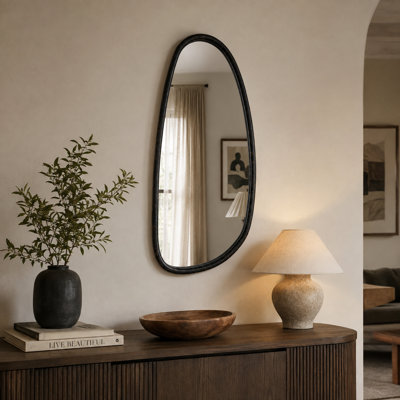 Miroir mural irrégulier en bois de manguier noir, cadre noirci, style organique moderne, pleine longueur, pour chambre, salon, entrée et bureau. Dimensions : 71,6 x 152,9 cm (28,2 x 60,2 pouces).