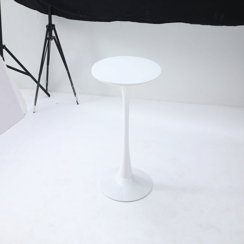 Une table de salle à manger ronde blanche de style luxueux avec une élégante base en acier en forme de tulipe et un plateau en panneau de fibres à densité moyenne de 24 pouces dans un style médiéval moderne. Convient aux cuisines, salles à manger A