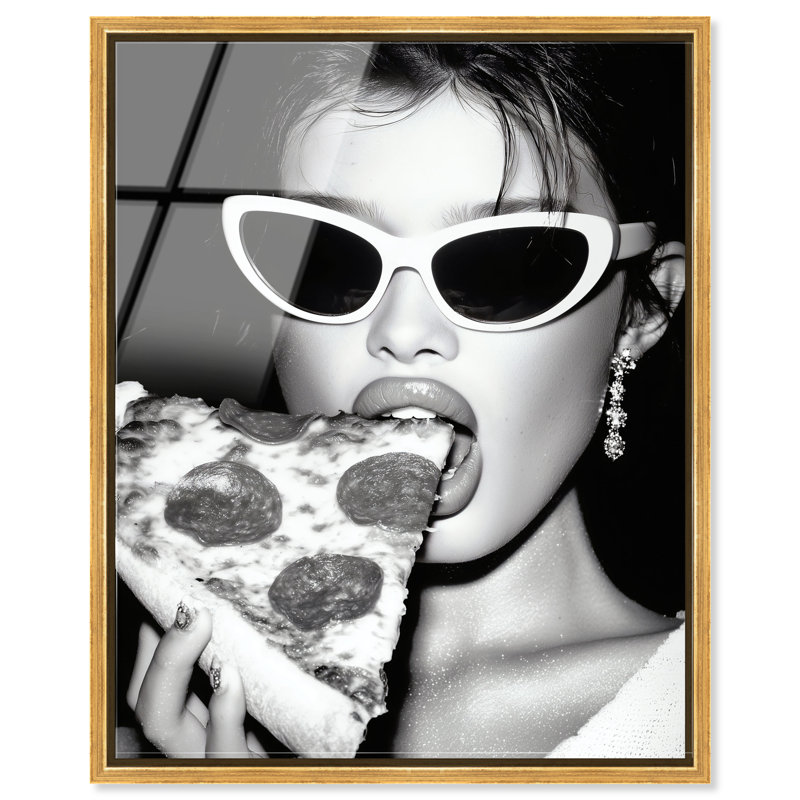 «Pizza Queen», reproduction d'art encadrée à la mode par Notoriart, cadre argenté, 30 x 36, 37"H x 31"W, Silver Frame