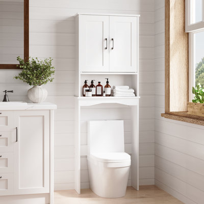 Rangement confortable au-dessus de la toilette avec portes et tablettes ouvertes