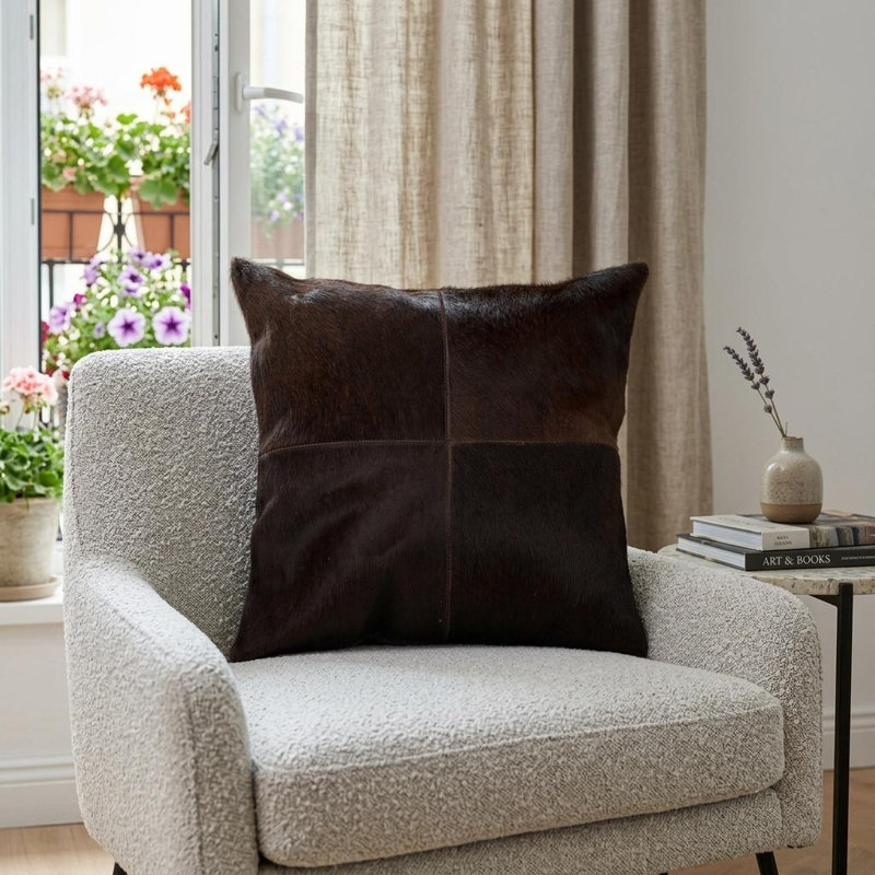Coussin 18 "en cuir de vache brun chocolat