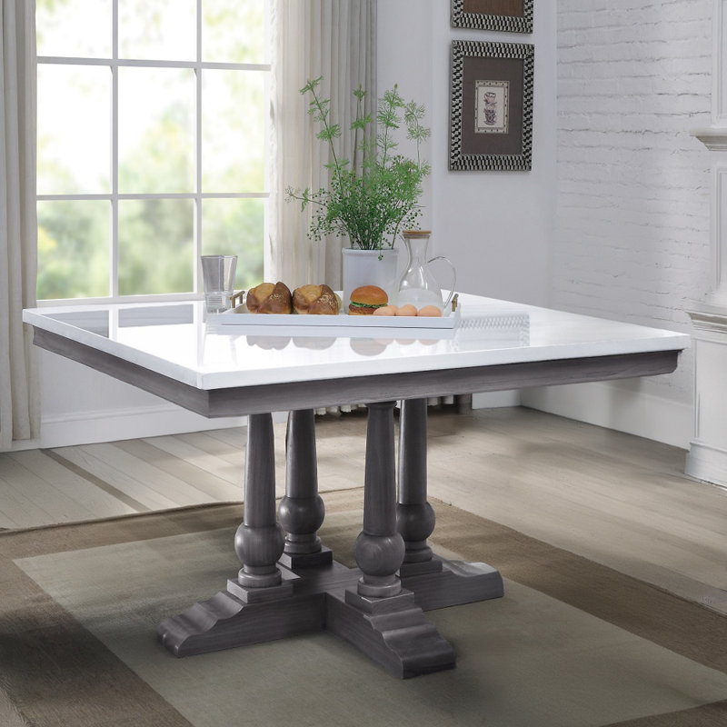 Table à manger carrée