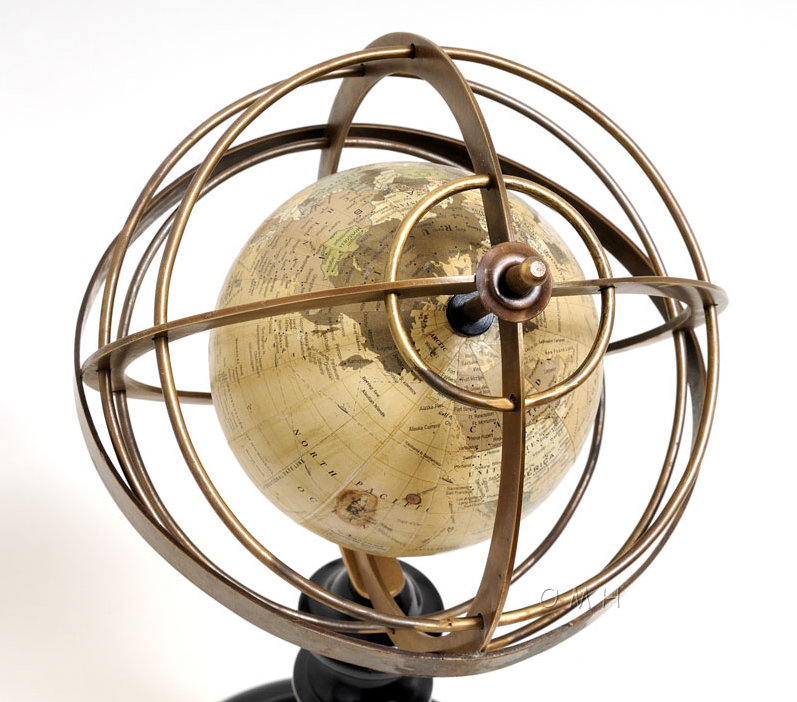 Globe terrestre dans des anneaux en laiton