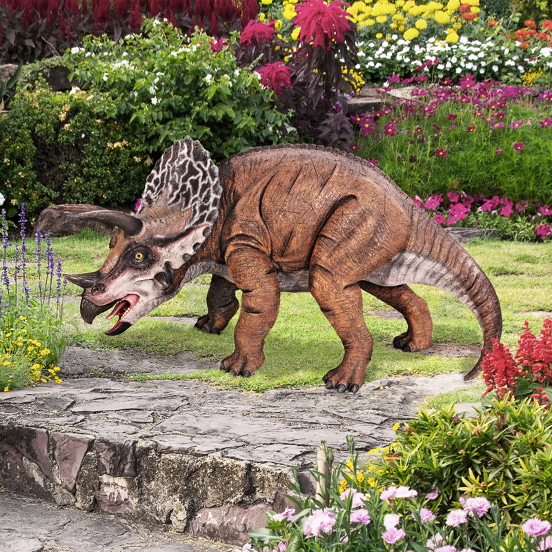 Statue à l’échelle de dinosaure tricératops