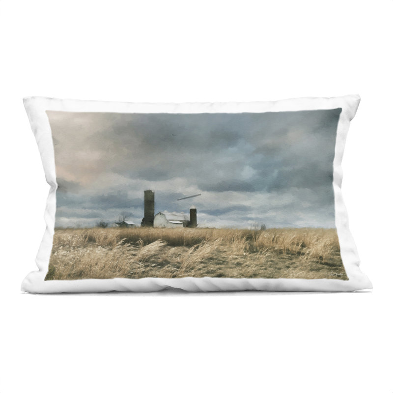 Coussin décoratif imprimé Cloudy Farmland avec grange par Lori Deiter