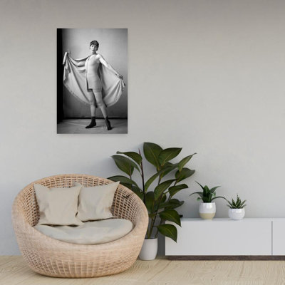 «1920S Woman in Old-Fashioned Maillot de bain et casquette tenant un grand cap attaché autour du cou en regardant une caméra, rétro, rétro, plage, art mural