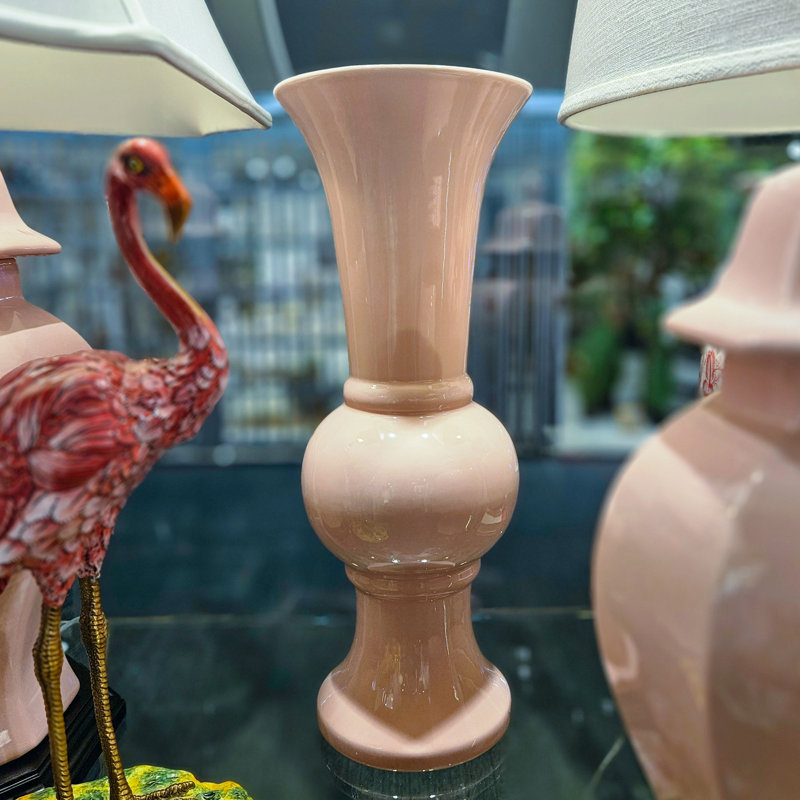 Vase en porcelaine rose