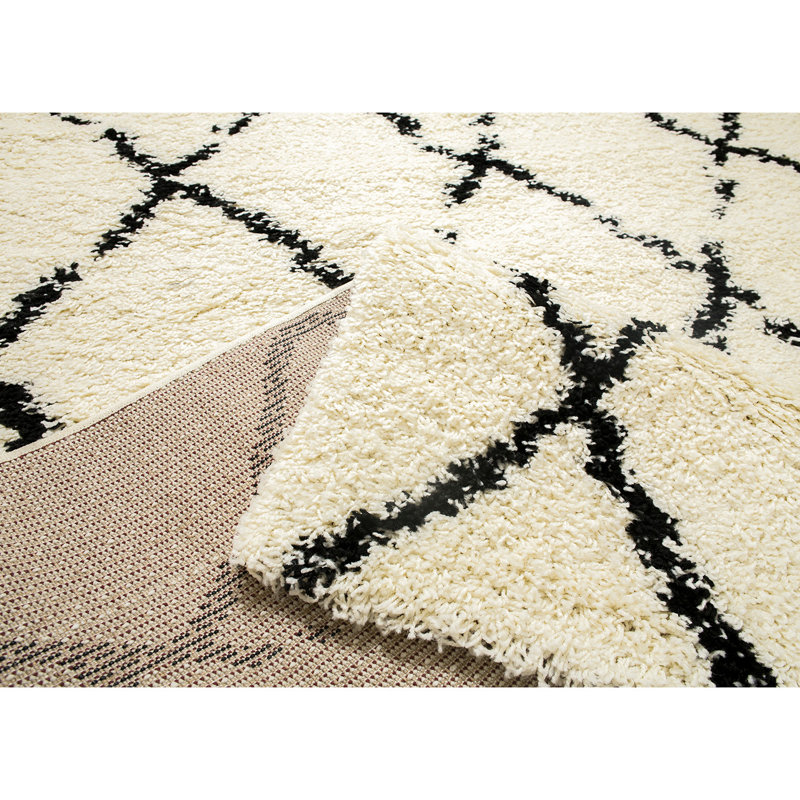 Tapis noir / beige en polypropylène touffeté à la machine Maybelle, Rectangle 6 pi 7 po x 9 pi 6 po