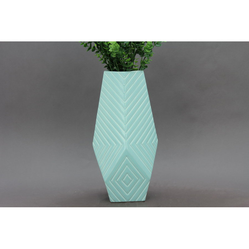 Vase linéaire en céramique