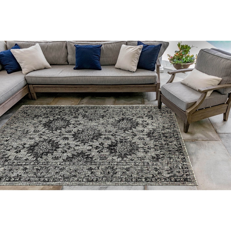 Tapis d'intérieur / extérieur gris Kaed, Rectangle 7 pi 10 po x 9 pi 10 po