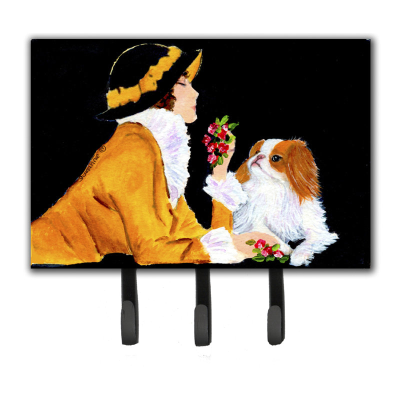 Femme avec porte-laisse à menton japonais et crochet à clé lady