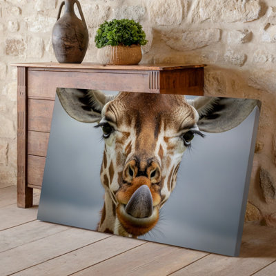 Toile, gros plan, portrait d'une tête de girafe présentant des œuvres d'art distinctives, y compris de grands yeux expressifs et de longues impressions sur toile
