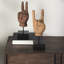Sculpture en bois avec enseigne suspendue