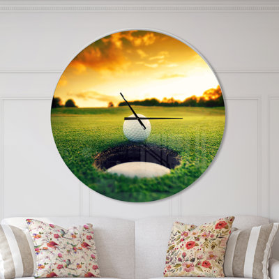 Golf Ball Near Hole - Horloge murale moderne
