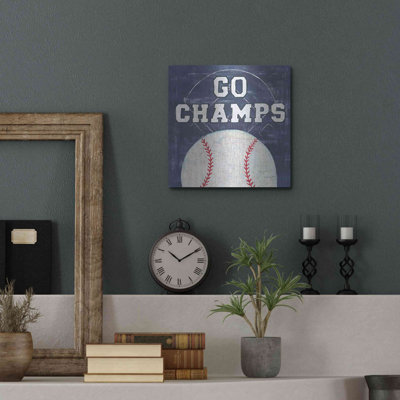 «On the Field III Go Champs» par Courtney Prahl, art mural en métal, 36 po x 36 po