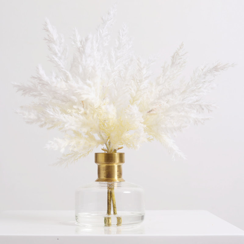 Arrangement d'herbe de pampa blanchie dans un vase en verre avec rebord doré antique, H 11 po x l 6 po x P 6 po