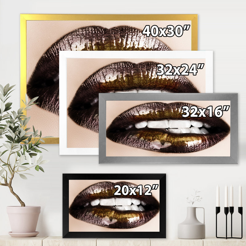Black Gold Lips Biting - Photographie sur toile, Toile blanche encadrée, H 24 po x l 32 po x P 1,5 po