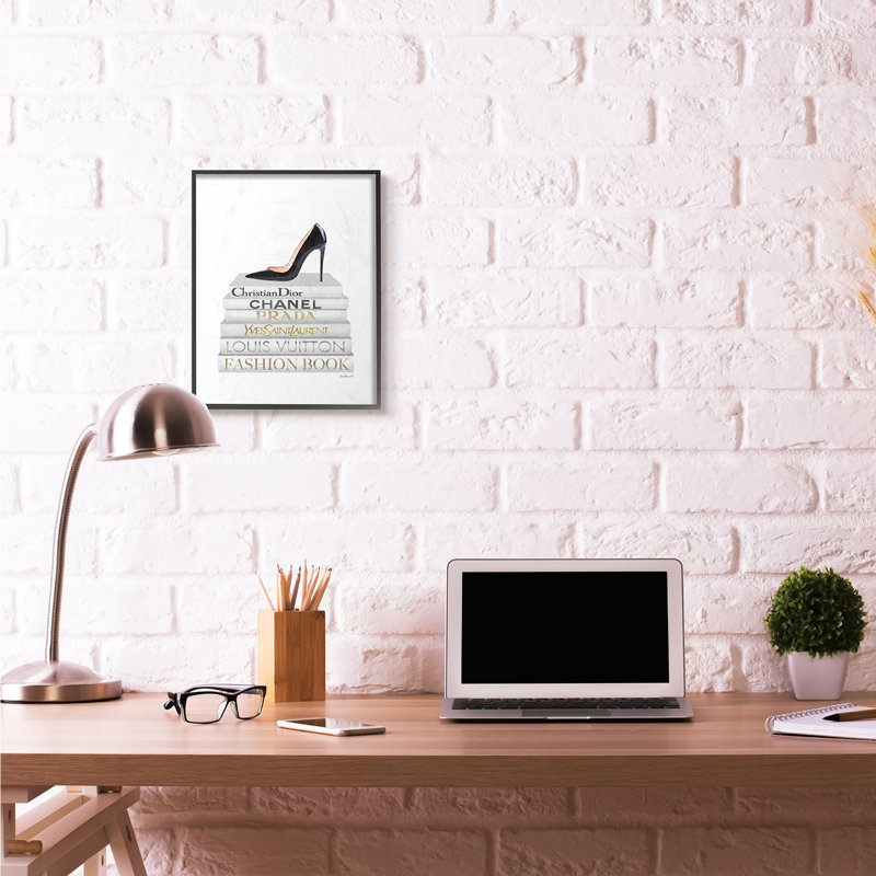 «Fashion Designer Shoes Bookstack White Gold», impression, H 20 po x l 16 po, Giclée encadrée noir minuit