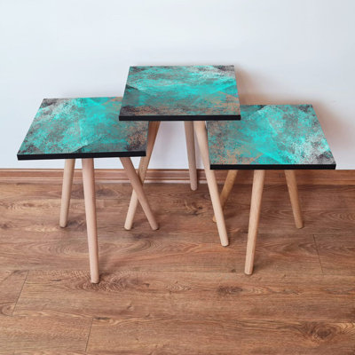 Ensemble de 3 tables gigognes élégantes, conception abstraite en bleu, gris et beige | 100% panneau de fibres à densité moyenne durable avec pieds en bois de hêtre | Grande table: 13,8 x 20,5 x 13,8 po, moyenne: 13,8 x 18,5 x 13,8 po, plus petite: 13,8 x 16,5 x 13,8 po | Parfait pour le salon et la décoration moderne