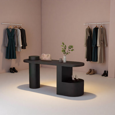 Présentoir noir dans le magasin de vêtements