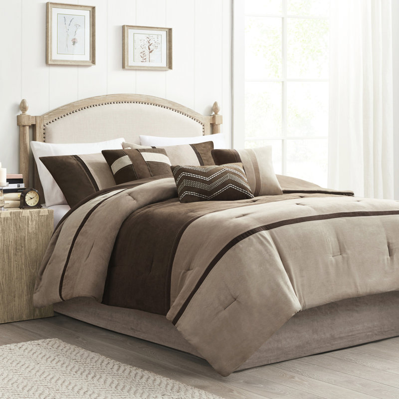 Édredon 7 pièces en simili suède brun avec éléments décoratifs surpiqués, Très grand lit, Brun