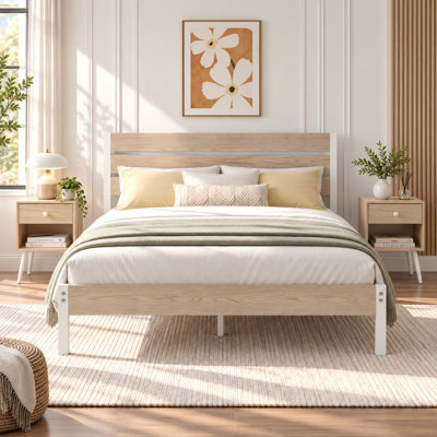 Ensemble de chambre à coucher de style industriel rustique, comprenant un lit plateforme en métal avec tête de lit en bois et deux tables de chevet assorties, sommier à lattes en acier robuste (pas besoin de sommier tapissier), et des tables d'appoint avec tiroir de rangement.