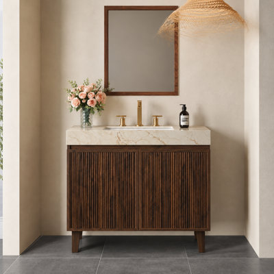 Meuble-lavabo et lavabo en bois cannelé, armoire de rangement autoportante, comptoir en pierre frittée couleur crème veinée or et lavabo en céramique avec trous prépercés pour robinetterie (1/3), couleur noyer.