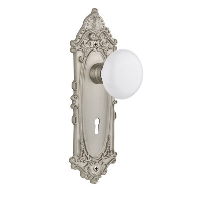 Plaque victorienne avec trou de serrure décoratif et bouton de porte en porcelaine blanche
