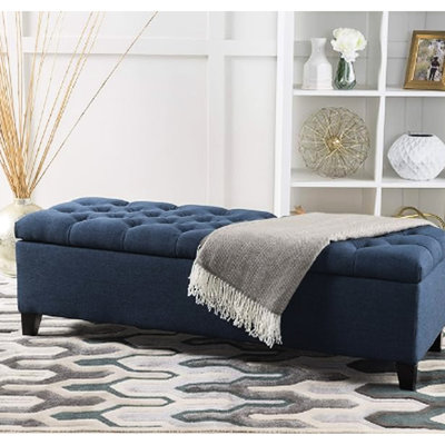 Le rangement en bleu marine rehausse la fonctionnalité et le style de la pièce en tissu avec des coutures en losanges élégantes