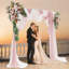 Arrangements de fleurs artificielles avec tulles pour une fête de mariage-120291797