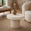 Table de bout ronde 23,82 po en fibre de verre beige, table d'appoint moderne texturée d'inspiration Mars