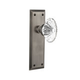 New York Plate with Oval Fluted Crystal Door Knob