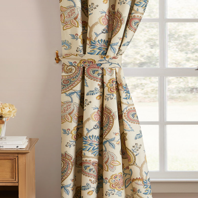 Ensemble de deux panneaux de fenêtre doublés de fleurs Fleur