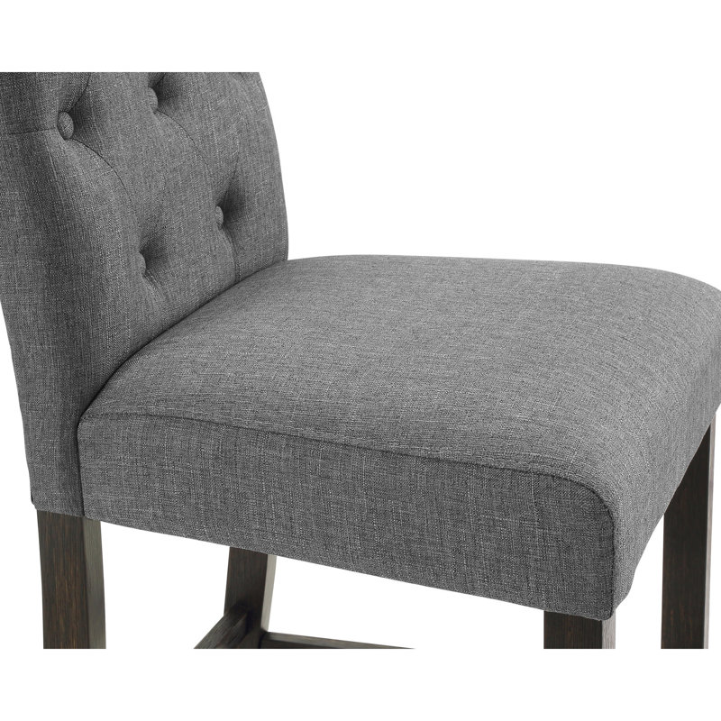 Tabouret de comptoir gris, 2 pièces. Fabrication en bois massif au design élégant. Sièges et dossiers rembourrés pour un siège relaxant. Pieds en bois. Chaises à haut dossier légèrement arquées. L 23 po x P 19 po x H 39,11 po