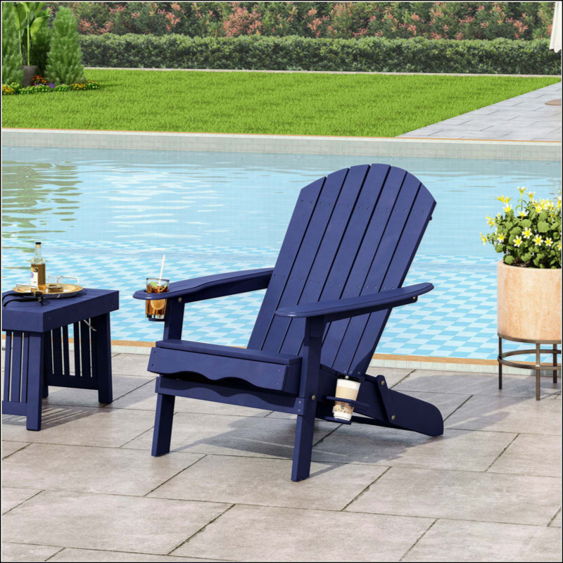 Chaise Adirondack pliante confortable avec porte-gobelets, parfaite pour les expériences de détente en plein air et le charme rustique.