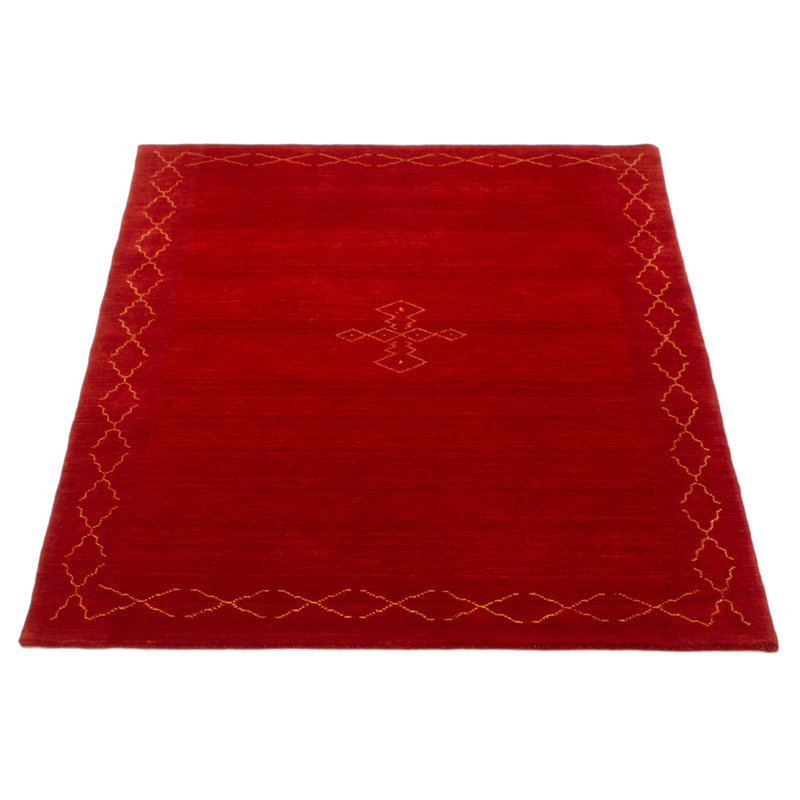 Les tapis Gabbeh sont fabriqués à la main avec des poils très hauts et des motifs très simples et stylisés.