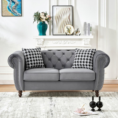 Canapé en tissu d'ameublement en velours de 65 po avec accoudoirs roulés et têtes de clous Chesterfield 65 po, canapé rembourré de style Mid-Century, canapé 2 places pour salon, bureau, appartement