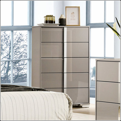 Commode contemporaine taupe clair avec finition UV, pieds chromés et poignées verticales pour un rangement durable et élégant dans la chambre à coucher