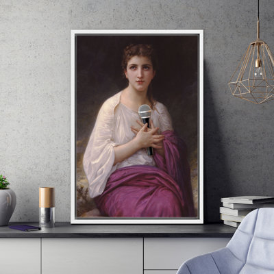 "Femme avec microphone chantant"