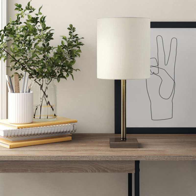 Lampe de table cylindrique en métal 22 po avec abat-jour tambour Aghvan, Laiton antique, Beige