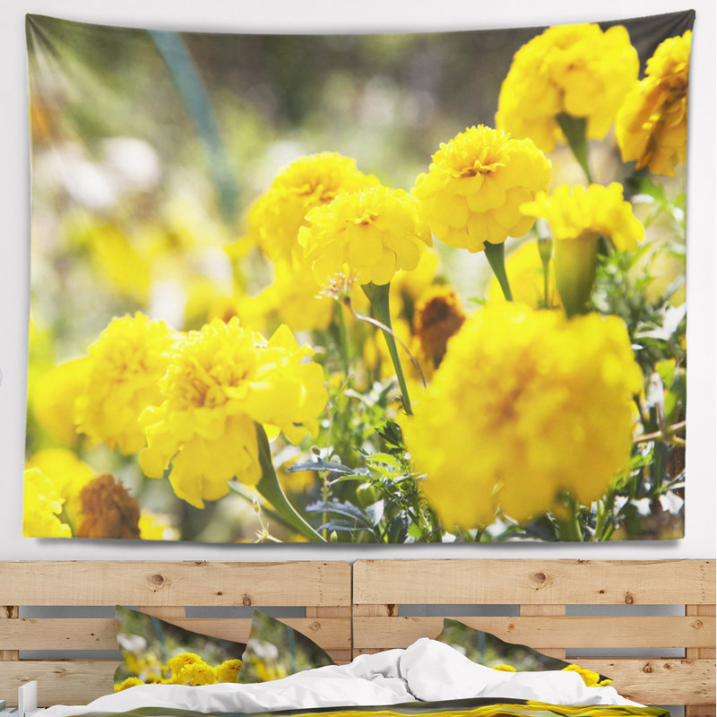Tapisserie florale jaune vif, H 32 po x l 39 po