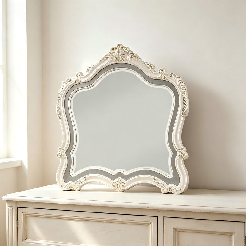 Miroir de coiffeuse rétro blanc sculpté de forme irrégulière de 45 pouces de hauteur