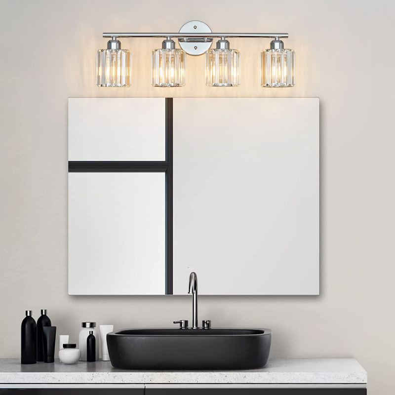 Applique murale verticale Kyneisha moderne chromée à 4 lumières en cristal, à placer au-dessus du miroir de la coiffeuse ou du lavabo ; compatible avec les ampoules à intensité variable (ampoules non comprises).